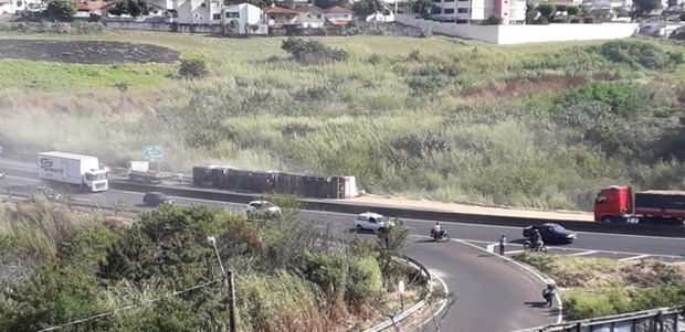 Caminhão carregado com soja tomba na rodovia em Marília