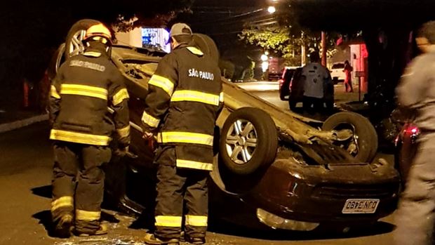 URGENTE: Carro capota na Avenida Lélio Piza, em Tupã