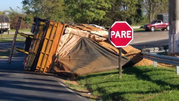 Caminhão com placas de Echaporã tomba no trevo de acesso à Herculândia