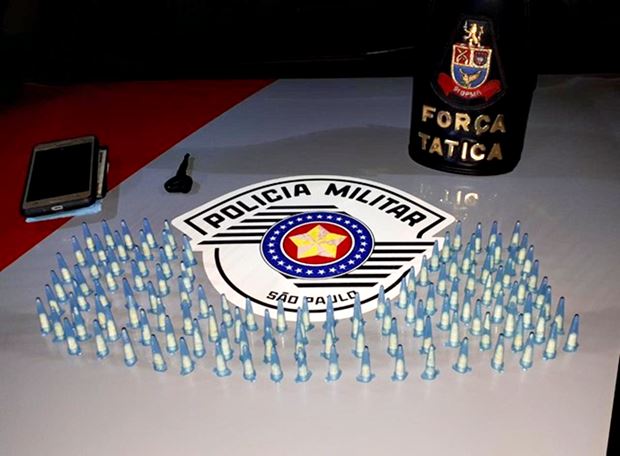 Polícia Militar apreende mais de 100 pinos de crack escondidos em blusa de adolescente