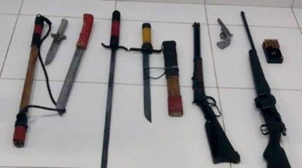 Idoso é detido em Tupã com Carabina, Fuzil Artesanal, Garrucha e espadas ninja