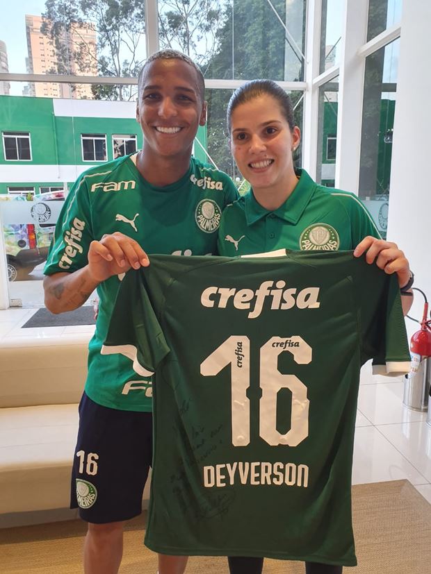 Alana Maldonado visita academia de futebol do Palmeiras