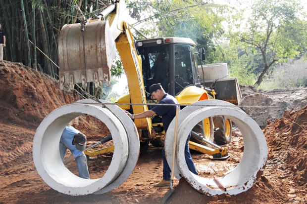 Ponte interditada desde março começa a ser reconstruída