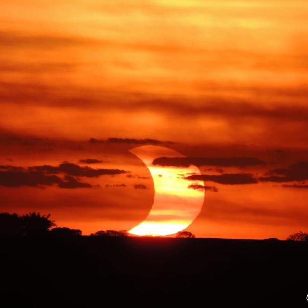 Eclipse solar parcial encantou os tupãenses no fim de tarde desta terça