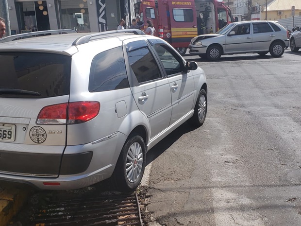 Carro atravessa sinal vermelho e causa acidente em Tupã