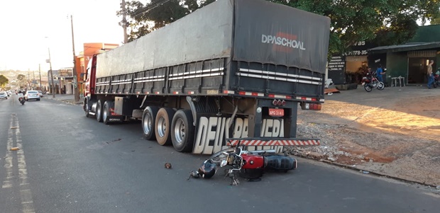 URGENTE: Motociclista bate em traseira de caminhão estacionado na Rua Marília