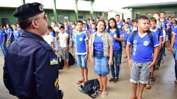 MEC pretende implantar no país 108 escolas cívico-militares até 2023