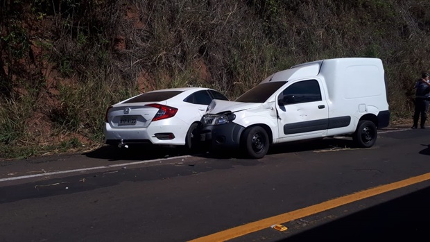 Acidente deixa um ferido grave e trânsito lento na SP-294 em Osvaldo Cruz