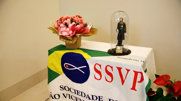 Vicentinos recebem imagem e relíquia de Frederico Ozanam