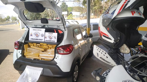 Fiscalização apreende casal de adolescentes com mais de 200kg de maconha em porta-malas de carro