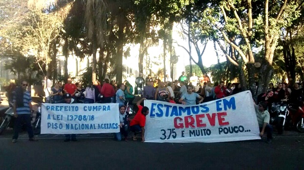 Servidores municipais iniciam greve