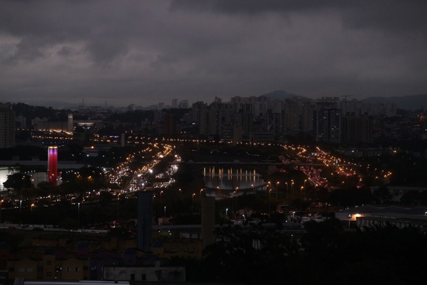 Dia virou  noite  em SP com frente fria e fumaça vinda de queimadas