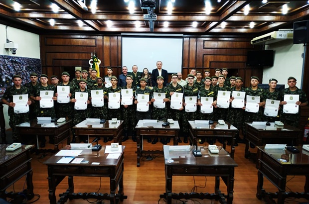 Atiradores do Tiro de Guerra recebem homenagem pelo Dia do Soldado