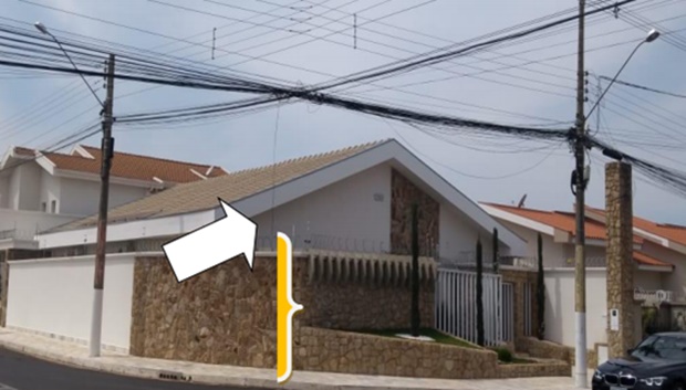 Fios soltos em postes põem pedestres em risco em Tupã