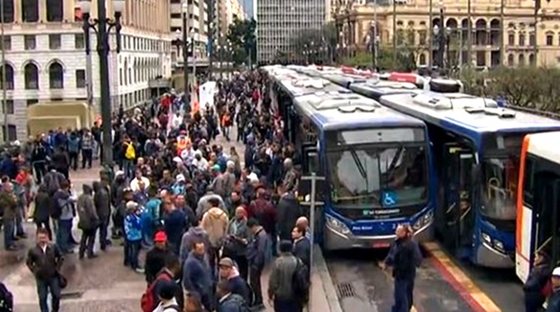 Motoristas de ônibus cruzam os braços pelo 2º dia em São Paulo