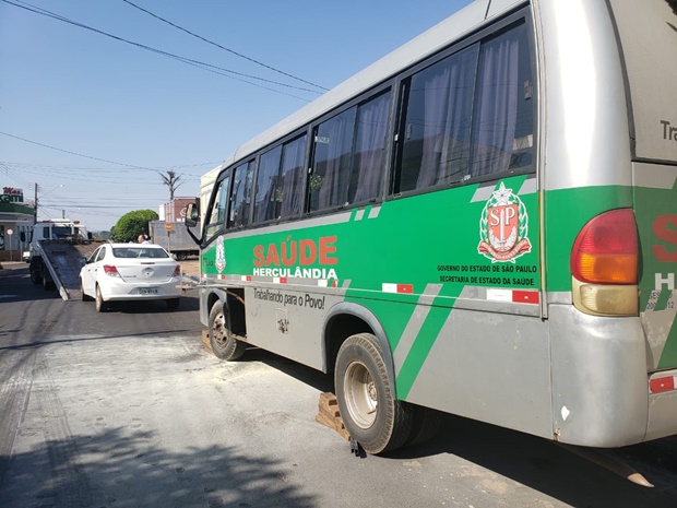 Pane elétrica em micro-ônibus causa acidente de trânsito em Tupã