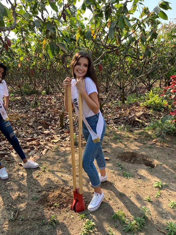 Jovem de Marília cuida de uma plantação de maracujás com o pai e incentiva a agricultura familiar — Foto: Arquivo pessoal