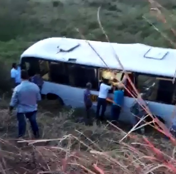 Ônibus com trabalhadores rurais cai em ribanceira de estrada vicinal; uma pessoa morreu