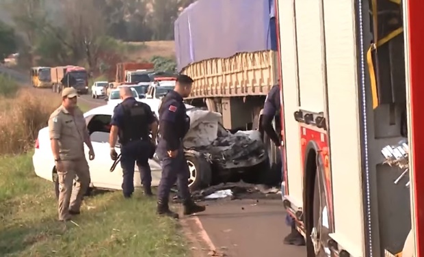 Antes de jogar carro contra caminhão, pai manda filho gravar vídeo: 