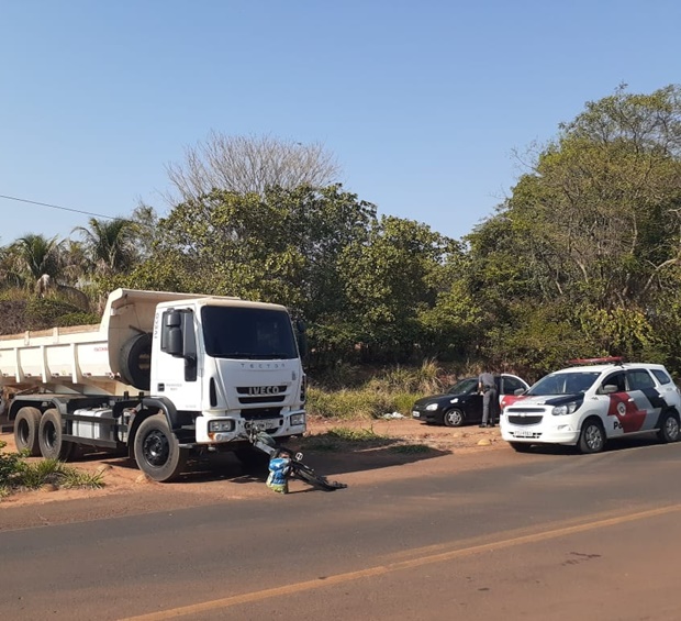 Ciclista bate em caminhão e fica ferido na vicinal Tupã x Juliânia