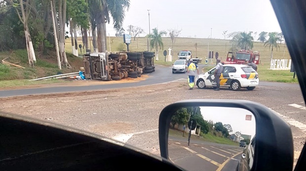 Carreta que transportava ração tomba no trevo de Herculândia