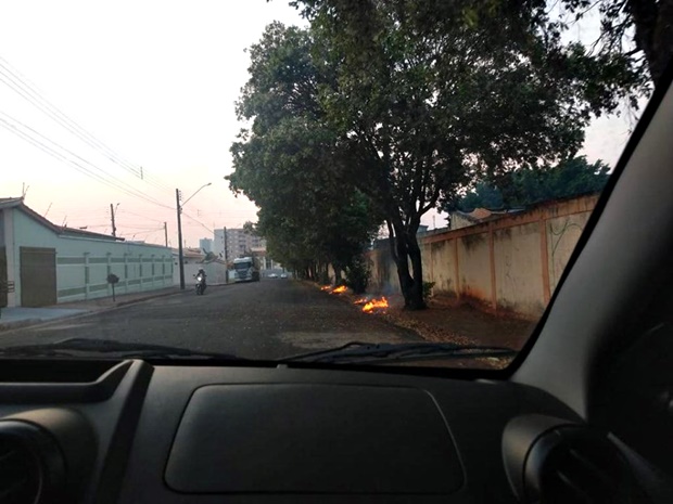 Mesmo com tempo seco, população insiste em colocar fogo em mato na cidade