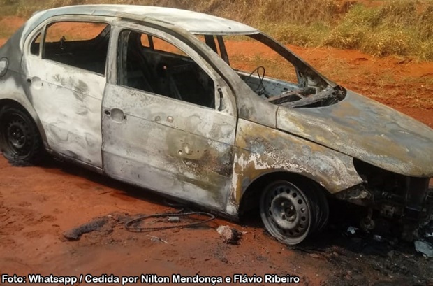 Incêndio destroi veículo em vicinal na zona rural de Bastos