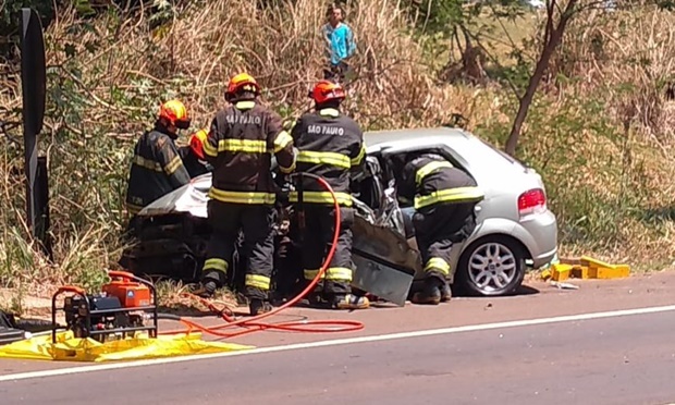 Homem morre em grave acidente entre carro e caminhão em Pacaembu