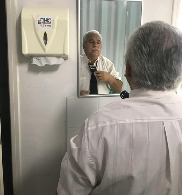 Milton, de 58 anos, decidiu se casar com a companheira antes de passar uma cirurgia de alto risco — Foto: NCIM HCFMB/Divulgação