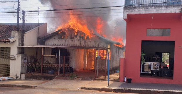 Incêndio destroi casa de madeira no centro de Bastos