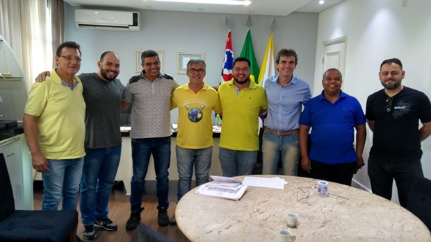 Representantes da Câmara, do Conselho de Pastores e do movimento A Gente é Crente com o prefeito Caio Aoqui: celebração.