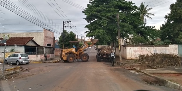 O Córrego Afonso XIII transbordou nas imediações da Rua Caingangs e o trânsito ficou interditado.