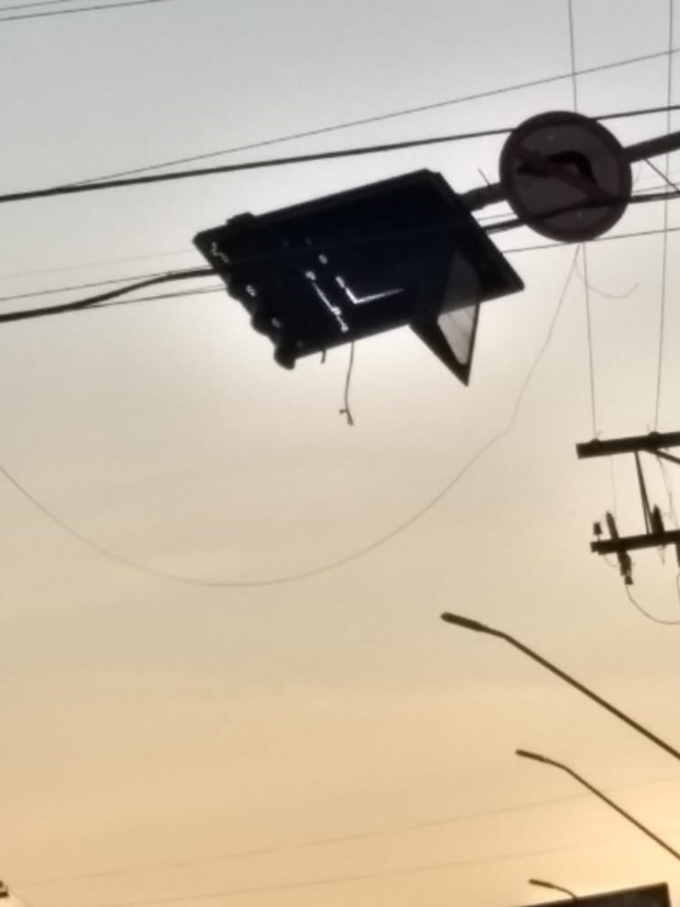 Carreta teria danificado semáforo da Avenida Tamoios com a Rua Caingangs