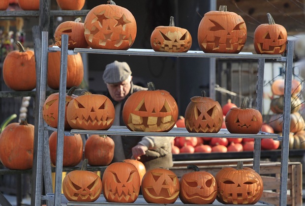 Barraca com abóboras à venda por ocasião do Halloween em Lesznowola, na Polônia — Foto: AP Photo/Czarek Sokolowski