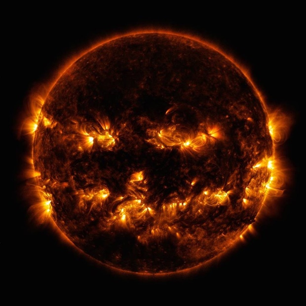 Nasa publica foto do Sol que parece uma enorme abóbora de Halloween