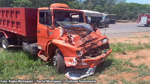 Acidente envolvendo dois caminhões com placas de Bastos fere duas pessoas na SP-294