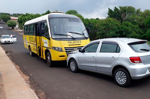 Motorista sofre mal súbito e se envolve em acidente de trânsito com micro-ônibus em Bastos