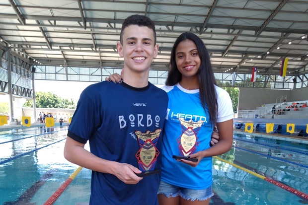 Atletas tupãenses recebem troféu da Federação Aquática Paulista