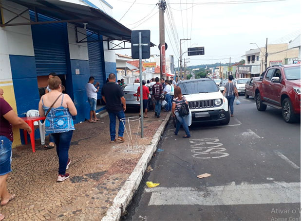 Com a Avenida Tamoios lotada, veículo descontrolado vai parar em cima da calçada