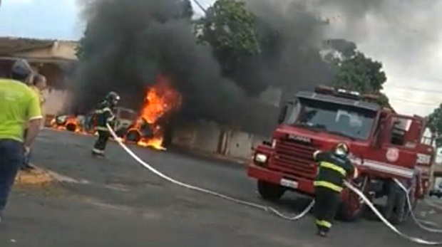 Carro pega fogo em Tupã e fica completamente destruído