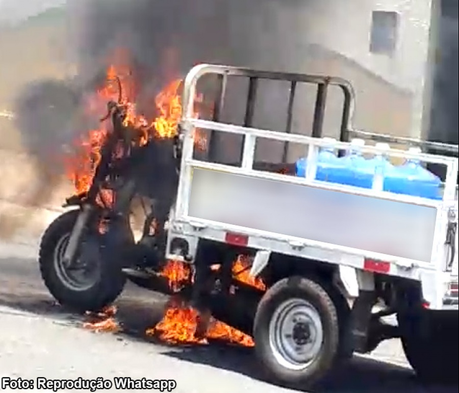 Moto carregada com botijões de gás pega fogo no centro de Bastos