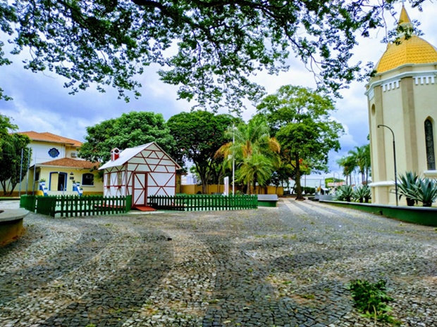 Casinha do Papai Noel já começou a ser montada na Praça da Bandeira