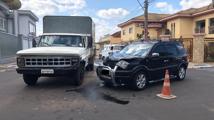 Veículo desobedece sinalização de trânsito e bate contra caminhão da prefeitura