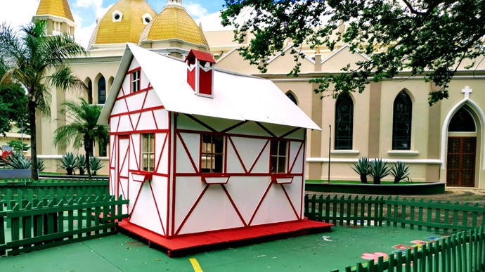 Casinha do Papai Noel já começou a ser montada na Praça da Bandeira