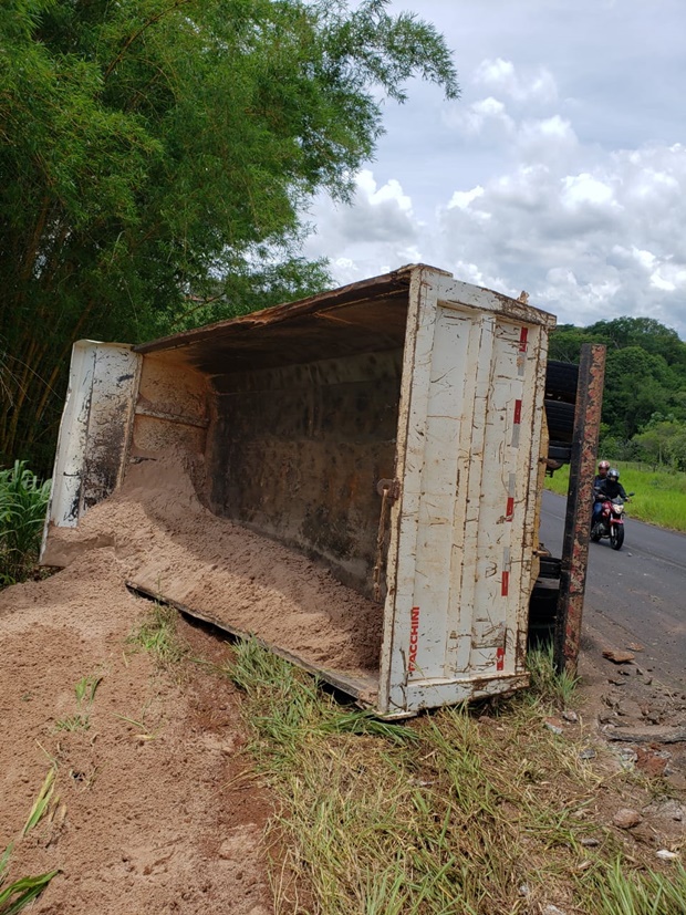 Caminhão carregado de areia tomba na vicinal Tupã/Quatá