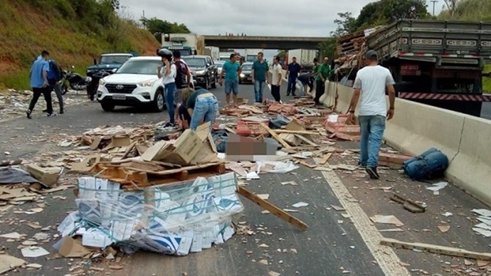 Motorista é jogado sobre carga em acidente entre caminhões na SP-425