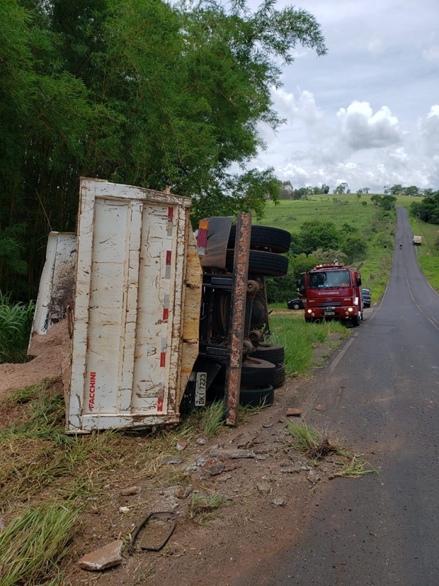 Caminhão carregado de areia tomba na vicinal Tupã/Quatá