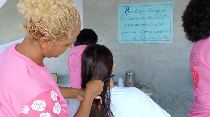 Reeducandas de penitenciária doam cabelos para pacientes em tratamento de câncer