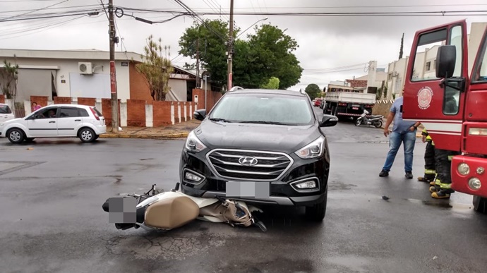 Mulher fica ferida após acidente no cruzamento das ruas Tapuias e Coroados