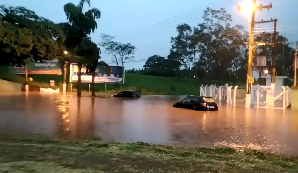 Chuva faz córrego transbordar e alaga ruas em Tupã